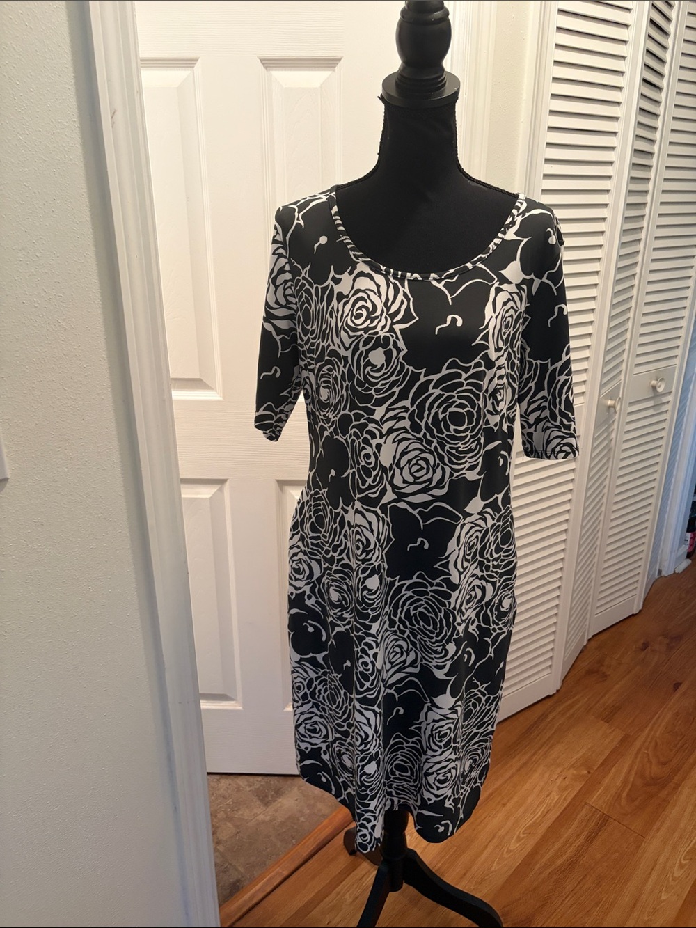 Sami & Jo Black & White Rose Print Women's Dress